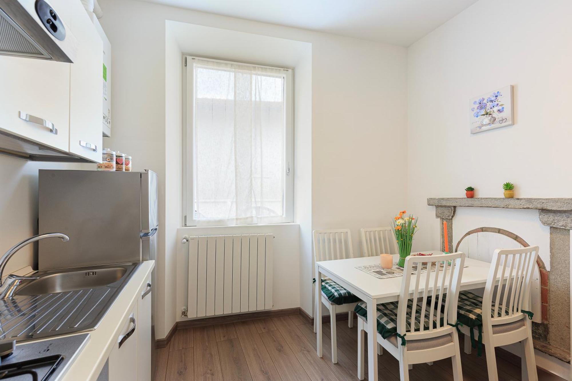 Anita'S Apartment โกโม ภายนอก รูปภาพ